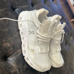 ON cloukdnova sneakers